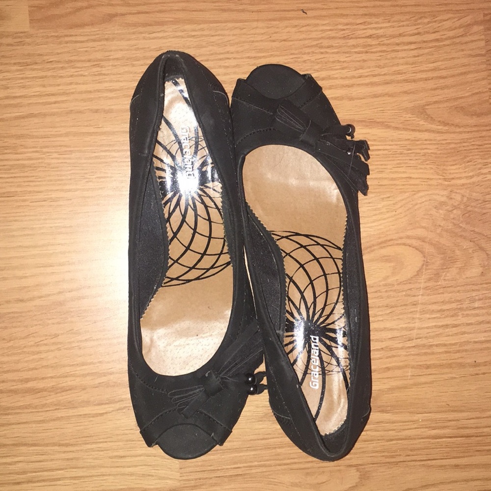 Black wedges